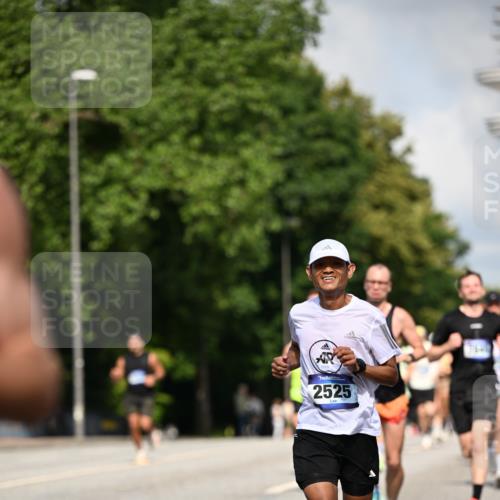 29.06.2025 - hella hamburg halbmarathon Dr. Thomas Lammeyer http://msf.ph/oto/8219795 29.06.2025 09:49:32 Kennedybrücke 2525, 3809, 3843, 3955, 4812, 5042, 6169, 6495, 7055, 7845, 8784, 8956, 9345, 10298, 10453, 10929, 11199 meine-sportfotos.de