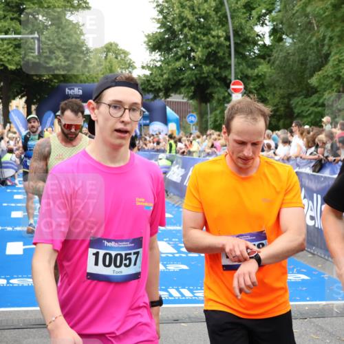 29.06.2025 - hella hamburg halbmarathon Zöllner http://msf.ph/oto/8219838 29.06.2025 10:52:09 Ziel 1482, 2397, 2595, 5093, 5336, 5378, 7732, 12580, 13726, 14248, 15356, 15506, 15829, 16179, 16666, 17033, 18801 meine-sportfotos.de