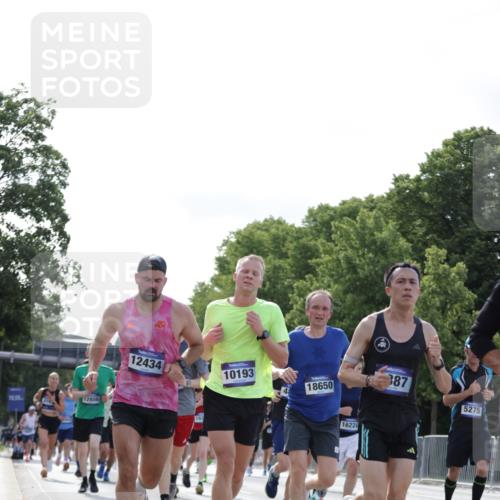 29.06.2025 - hella hamburg halbmarathon Jannik Wohlers http://msf.ph/oto/8219946 29.06.2025 09:50:40 Lombardsbrücke 1256, 1441, 1677, 1962, 2579, 3056, 3947, 4854, 4888, 4889, 5026, 5087, 5275, 5387, 6429, 6593, 6639, 7110, 7116, 7284, 7635, 8091, 8122, 8319, 8574, 8966, 9371, 9380, 9755, 9833, 10193, 10415, 10469, 11922, 12153, 12434, 12808, 12915, 13268, 13525, 14274, 14484, 14811, 14924, 15556, 15654, 15706, 15866, 15873, 16224, 16295, 16689, 17245, 17668, 18045, 18055, 18192, 18274, 18442, 18559, 18650, 18963 meine-sportfotos.de