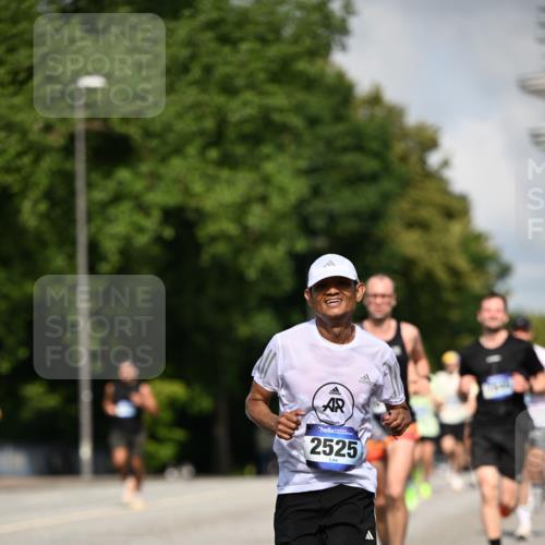 29.06.2025 - hella hamburg halbmarathon Dr. Thomas Lammeyer http://msf.ph/oto/8220031 29.06.2025 09:49:32 Kennedybrücke 2525, 3809, 3843, 3955, 4812, 5042, 6169, 6495, 7055, 7845, 8784, 8956, 9345, 10298, 10453, 10929, 11199 meine-sportfotos.de