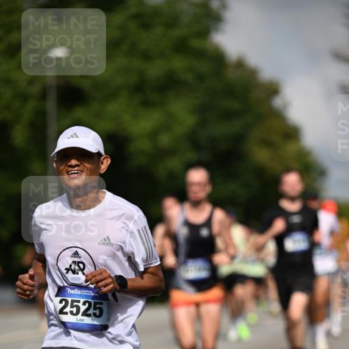 29.06.2025 - hella hamburg halbmarathon Dr. Thomas Lammeyer http://msf.ph/oto/8220167 29.06.2025 09:49:33 Kennedybrücke 2525, 3809, 3843, 3955, 4812, 5042, 6169, 6495, 7055, 7845, 7901, 8784, 8956, 9345, 10298, 10453, 10929, 11199 meine-sportfotos.de