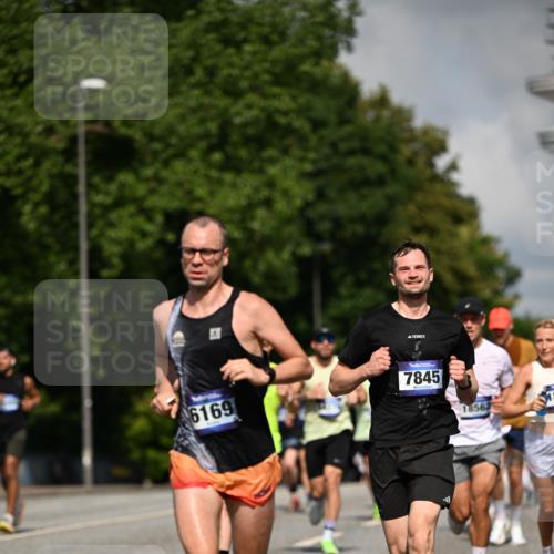 29.06.2025 - hella hamburg halbmarathon Dr. Thomas Lammeyer http://msf.ph/oto/8220194 29.06.2025 09:49:34 Kennedybrücke 2525, 3809, 3843, 3955, 4812, 5042, 6169, 6495, 7055, 7845, 7901, 8784, 8956, 9345, 10298, 10453, 10929, 11199 meine-sportfotos.de