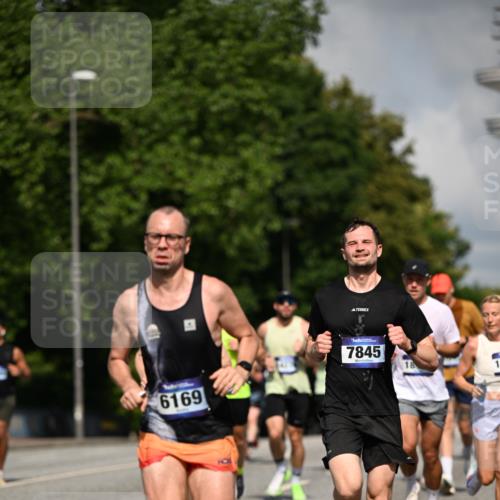 29.06.2025 - hella hamburg halbmarathon Dr. Thomas Lammeyer http://msf.ph/oto/8220202 29.06.2025 09:49:34 Kennedybrücke 2525, 3809, 3843, 3955, 4812, 5042, 6169, 6495, 7055, 7845, 7901, 8784, 8956, 9345, 10298, 10453, 10929, 11199 meine-sportfotos.de