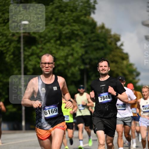 29.06.2025 - hella hamburg halbmarathon Dr. Thomas Lammeyer http://msf.ph/oto/8220218 29.06.2025 09:49:34 Kennedybrücke 2525, 3809, 3843, 3955, 4812, 5042, 6169, 6495, 7055, 7845, 7901, 8784, 8956, 9345, 10298, 10453, 10929, 11199 meine-sportfotos.de
