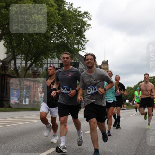 29.06.2025 - hella hamburg halbmarathon Yannick Fuchs http://msf.ph/oto/8220227 29.06.2025 10:46:00 20KM 2287, 2364, 2396, 2397, 2595, 2670, 2818, 4140, 4814, 5008, 5032, 5093, 5102, 5482, 6286, 6390, 6657, 6776, 7409, 7724, 7732, 7786, 8371, 8413, 8661, 8710, 9082, 10115, 11551, 11791, 12224, 12367, 12580, 13015, 13047, 13051, 13792, 14122, 14300, 14561, 14865, 15356, 15643, 15727, 15829, 15831, 16003, 16179, 16357, 16591, 17033, 17682, 17815, 17978, 17997, 18019, 18475, 18869, 18982 meine-sportfotos.de
