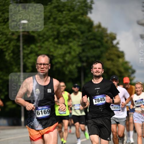 29.06.2025 - hella hamburg halbmarathon Dr. Thomas Lammeyer http://msf.ph/oto/8220233 29.06.2025 09:49:34 Kennedybrücke 2525, 3809, 3843, 3955, 4812, 5042, 6169, 6495, 7055, 7845, 7901, 8784, 8956, 9345, 10298, 10453, 10929, 11199 meine-sportfotos.de