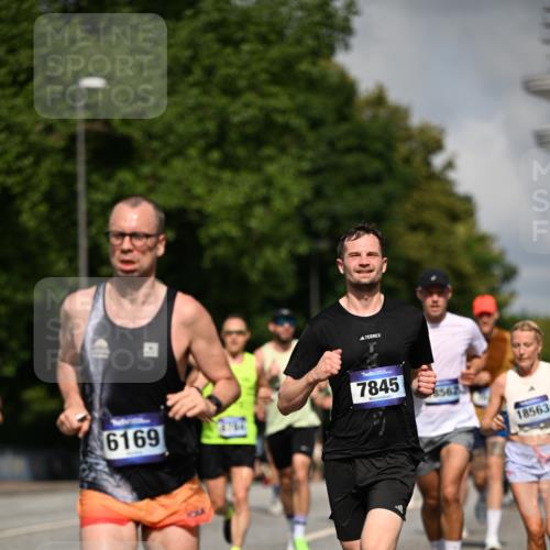 29.06.2025 - hella hamburg halbmarathon Dr. Thomas Lammeyer http://msf.ph/oto/8220239 29.06.2025 09:49:35 Kennedybrücke 2525, 3809, 3843, 3955, 4812, 5042, 6169, 6495, 7055, 7534, 7845, 7901, 8784, 8956, 9345, 10298, 10453, 10929, 11199 meine-sportfotos.de