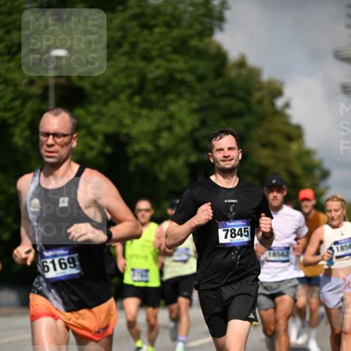 29.06.2025 - hella hamburg halbmarathon Dr. Thomas Lammeyer http://msf.ph/oto/8220251 29.06.2025 09:49:35 Kennedybrücke 2525, 3809, 3843, 3955, 4812, 5042, 6169, 6495, 7055, 7534, 7845, 7901, 8784, 8956, 9345, 10298, 10453, 10929, 11199 meine-sportfotos.de