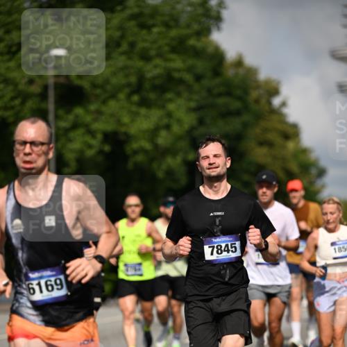 29.06.2025 - hella hamburg halbmarathon Dr. Thomas Lammeyer http://msf.ph/oto/8220260 29.06.2025 09:49:35 Kennedybrücke 2525, 3809, 3843, 3955, 4812, 5042, 6169, 6495, 7055, 7534, 7845, 7901, 8784, 8956, 9345, 10298, 10453, 10929, 11199 meine-sportfotos.de