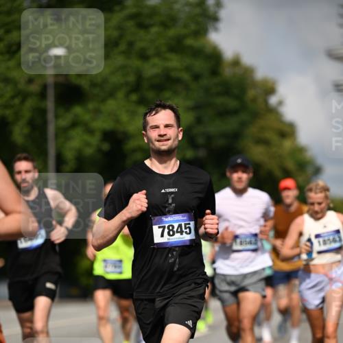 29.06.2025 - hella hamburg halbmarathon Dr. Thomas Lammeyer http://msf.ph/oto/8220269 29.06.2025 09:49:35 Kennedybrücke 2525, 3809, 3843, 3955, 4812, 5042, 6169, 6495, 7055, 7534, 7845, 7901, 8784, 8956, 9345, 10298, 10453, 10929, 11199 meine-sportfotos.de
