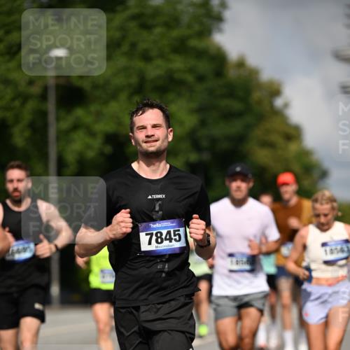 29.06.2025 - hella hamburg halbmarathon Dr. Thomas Lammeyer http://msf.ph/oto/8220289 29.06.2025 09:49:35 Kennedybrücke 2525, 3809, 3843, 3955, 4812, 5042, 6169, 6495, 7055, 7534, 7845, 7901, 8784, 8956, 9345, 10298, 10453, 10929, 11199 meine-sportfotos.de