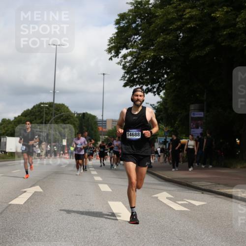 29.06.2025 - hella hamburg halbmarathon Yannick Fuchs http://msf.ph/oto/8220362 29.06.2025 10:33:02 20KM 1042, 1615, 1688, 1710, 2262, 2296, 2745, 2849, 3014, 3431, 3530, 4148, 5091, 5248, 6095, 6684, 7110, 7229, 8002, 8091, 11049, 11379, 12915, 13755, 14688, 14992, 15372, 16075, 17154, 17623, 17722, 18529, 18584, 18761 meine-sportfotos.de