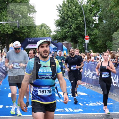 29.06.2025 - hella hamburg halbmarathon Zöllner http://msf.ph/oto/8220387 29.06.2025 10:52:13 Ziel 1482, 2397, 2595, 4837, 5032, 5087, 5093, 5378, 5482, 6897, 7732, 9082, 12135, 12580, 13726, 14248, 14300, 15275, 15829, 16003, 16320, 16591, 16666, 17033, 17130, 18475, 18801 meine-sportfotos.de