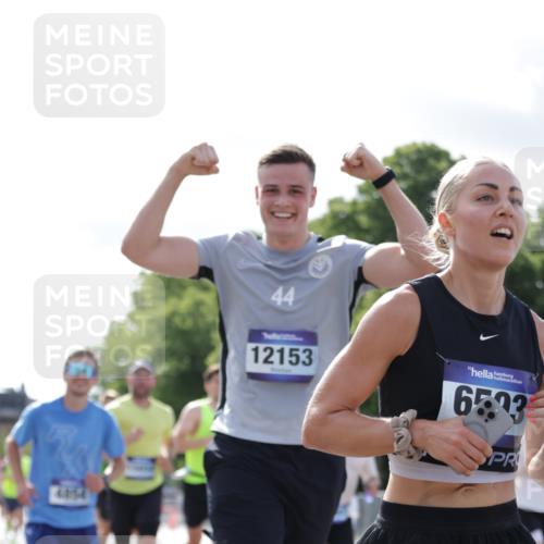 29.06.2025 - hella hamburg halbmarathon Jannik Wohlers http://msf.ph/oto/8220420 29.06.2025 09:50:46 Lombardsbrücke 1256, 1677, 1941, 1962, 2579, 3700, 3947, 4854, 4888, 4889, 5087, 5275, 5387, 6429, 6593, 6639, 6721, 6901, 7116, 7284, 7378, 7635, 7693, 7962, 8122, 8319, 8966, 9262, 9313, 9371, 9380, 9755, 9833, 9885, 10193, 10415, 10469, 11907, 11922, 12153, 12385, 12434, 12808, 12915, 13268, 13525, 14093, 14274, 14447, 14811, 14816, 15654, 15706, 15866, 15873, 16224, 16295, 16761, 17245, 17492, 17668, 17834, 18055, 18192, 18274, 18650, 18963 meine-sportfotos.de