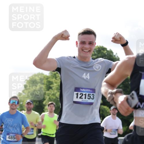 29.06.2025 - hella hamburg halbmarathon Jannik Wohlers http://msf.ph/oto/8220446 29.06.2025 09:50:46 Lombardsbrücke 1256, 1677, 1941, 1962, 2579, 3700, 3947, 4854, 4888, 4889, 5087, 5275, 5387, 6429, 6593, 6639, 6721, 6901, 7116, 7284, 7378, 7635, 7693, 7962, 8122, 8319, 8966, 9262, 9313, 9371, 9380, 9755, 9833, 9885, 10193, 10415, 10469, 11907, 11922, 12153, 12385, 12434, 12808, 12915, 13268, 13525, 14093, 14274, 14447, 14811, 14816, 15654, 15706, 15866, 15873, 16224, 16295, 16761, 17245, 17492, 17668, 17834, 18055, 18192, 18274, 18650, 18963 meine-sportfotos.de