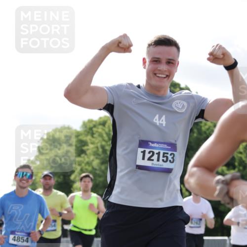 29.06.2025 - hella hamburg halbmarathon Jannik Wohlers http://msf.ph/oto/8220452 29.06.2025 09:50:46 Lombardsbrücke 1256, 1677, 1941, 1962, 2579, 3700, 3947, 4854, 4888, 4889, 5087, 5275, 5387, 6429, 6593, 6639, 6721, 6901, 7116, 7284, 7378, 7635, 7693, 7962, 8122, 8319, 8966, 9262, 9313, 9371, 9380, 9755, 9833, 9885, 10193, 10415, 10469, 11907, 11922, 12153, 12385, 12434, 12808, 12915, 13268, 13525, 14093, 14274, 14447, 14811, 14816, 15654, 15706, 15866, 15873, 16224, 16295, 16761, 17245, 17492, 17668, 17834, 18055, 18192, 18274, 18650, 18963 meine-sportfotos.de