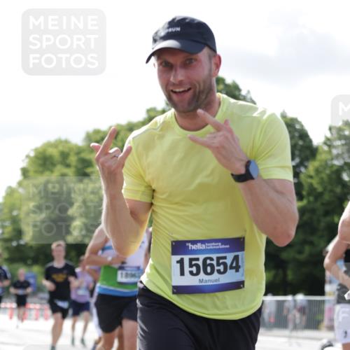 29.06.2025 - hella hamburg halbmarathon Jannik Wohlers http://msf.ph/oto/8220508 29.06.2025 09:50:48 Lombardsbrücke 1136, 1256, 1677, 1941, 1962, 2579, 3700, 4854, 4888, 4889, 5087, 5275, 5387, 6593, 6721, 6901, 7116, 7284, 7378, 7635, 7693, 7962, 8122, 8319, 8966, 9262, 9313, 9371, 9380, 9755, 9833, 9885, 10193, 10415, 10469, 11907, 11922, 12153, 12385, 12434, 12808, 12915, 13268, 13525, 14093, 14201, 14210, 14447, 14811, 14816, 15654, 15706, 15862, 15866, 15873, 16224, 16295, 16761, 17245, 17492, 17668, 17834, 18274, 18650, 18963 meine-sportfotos.de