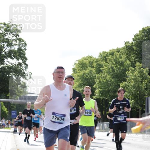 29.06.2025 - hella hamburg halbmarathon Jannik Wohlers http://msf.ph/oto/8220652 29.06.2025 09:50:51 Lombardsbrücke 1136, 1256, 1912, 1941, 1962, 2579, 3700, 4854, 4888, 4889, 5275, 5387, 6593, 6721, 6901, 7116, 7284, 7378, 7693, 7962, 8122, 8319, 8966, 9262, 9313, 9371, 9755, 9833, 9885, 10193, 10415, 10469, 11049, 11907, 11922, 12153, 12385, 12434, 12808, 12915, 13268, 13525, 14093, 14201, 14210, 14447, 14811, 14816, 15424, 15654, 15706, 15862, 16224, 16295, 16656, 16761, 17492, 17668, 17834, 18274, 18650, 18963 meine-sportfotos.de