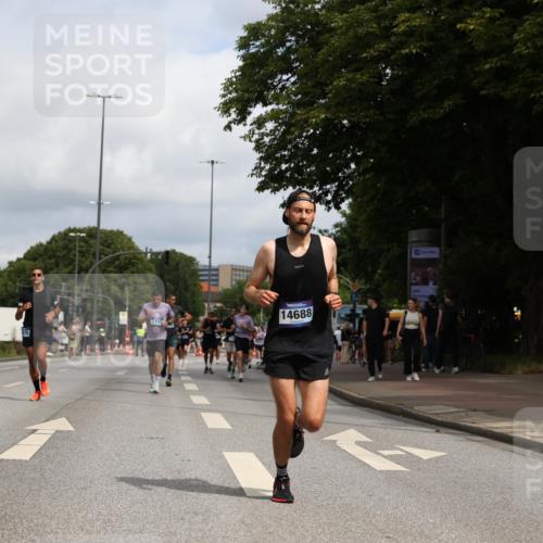 29.06.2025 - hella hamburg halbmarathon Yannick Fuchs http://msf.ph/oto/8220716 29.06.2025 10:33:02 20KM 1042, 1615, 1688, 1710, 2262, 2296, 2745, 2849, 3014, 3431, 3530, 4148, 5091, 5248, 6095, 6684, 7110, 7229, 8002, 8091, 11049, 11379, 12915, 13755, 14688, 14992, 15372, 16075, 17154, 17623, 17722, 18529, 18584, 18761 meine-sportfotos.de