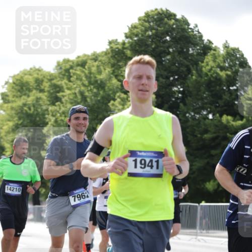 29.06.2025 - hella hamburg halbmarathon Jannik Wohlers http://msf.ph/oto/8220763 29.06.2025 09:50:53 Lombardsbrücke 1136, 1256, 1912, 1941, 2579, 3523, 3700, 4854, 4888, 4889, 5275, 5387, 6593, 6721, 6901, 7378, 7693, 7962, 8122, 8319, 9262, 9313, 9371, 9755, 9833, 9885, 10193, 10415, 11049, 11907, 11922, 12153, 12385, 12434, 12808, 12915, 13525, 14093, 14201, 14210, 14447, 14811, 14816, 15424, 15654, 15706, 15857, 15862, 16224, 16295, 16656, 16761, 17492, 17668, 17834, 18274, 18650, 18868, 18963, 18970 meine-sportfotos.de