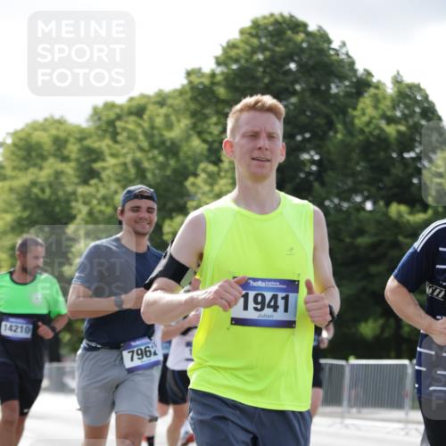 29.06.2025 - hella hamburg halbmarathon Jannik Wohlers http://msf.ph/oto/8220775 29.06.2025 09:50:53 Lombardsbrücke 1136, 1256, 1912, 1941, 2579, 3523, 3700, 4854, 4888, 4889, 5275, 5387, 6593, 6721, 6901, 7378, 7693, 7962, 8122, 8319, 9262, 9313, 9371, 9755, 9833, 9885, 10193, 10415, 11049, 11907, 11922, 12153, 12385, 12434, 12808, 12915, 13525, 14093, 14201, 14210, 14447, 14811, 14816, 15424, 15654, 15706, 15857, 15862, 16224, 16295, 16656, 16761, 17492, 17668, 17834, 18274, 18650, 18868, 18963, 18970 meine-sportfotos.de