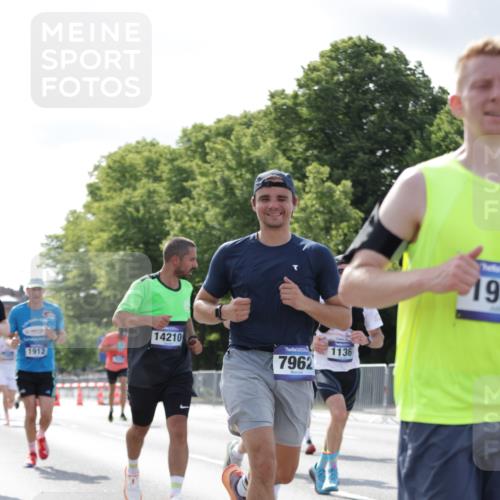 29.06.2025 - hella hamburg halbmarathon Jannik Wohlers http://msf.ph/oto/8220810 29.06.2025 09:50:53 Lombardsbrücke 1136, 1256, 1912, 1941, 2579, 3523, 3700, 4854, 4888, 4889, 5275, 5387, 6593, 6721, 6901, 7378, 7693, 7962, 8122, 8319, 9262, 9313, 9371, 9755, 9833, 9885, 10193, 10415, 11049, 11907, 11922, 12153, 12385, 12434, 12808, 12915, 13525, 14093, 14201, 14210, 14447, 14811, 14816, 15424, 15654, 15706, 15857, 15862, 16224, 16295, 16656, 16761, 17492, 17668, 17834, 18274, 18650, 18868, 18963, 18970 meine-sportfotos.de