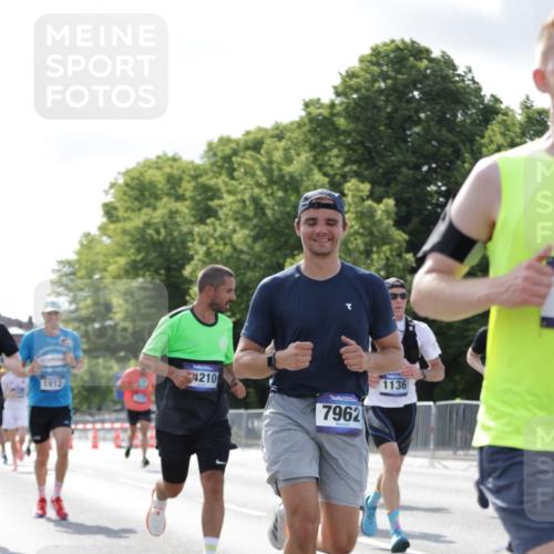 29.06.2025 - hella hamburg halbmarathon Jannik Wohlers http://msf.ph/oto/8220822 29.06.2025 09:50:53 Lombardsbrücke 1136, 1256, 1912, 1941, 2579, 3523, 3700, 4854, 4888, 4889, 5275, 5387, 6593, 6721, 6901, 7378, 7693, 7962, 8122, 8319, 9262, 9313, 9371, 9755, 9833, 9885, 10193, 10415, 11049, 11907, 11922, 12153, 12385, 12434, 12808, 12915, 13525, 14093, 14201, 14210, 14447, 14811, 14816, 15424, 15654, 15706, 15857, 15862, 16224, 16295, 16656, 16761, 17492, 17668, 17834, 18274, 18650, 18868, 18963, 18970 meine-sportfotos.de