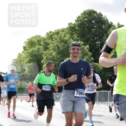 29.06.2025 - hella hamburg halbmarathon Jannik Wohlers http://msf.ph/oto/8220831 29.06.2025 09:50:53 Lombardsbrücke 1136, 1256, 1912, 1941, 2579, 3523, 3700, 4854, 4888, 4889, 5275, 5387, 6593, 6721, 6901, 7378, 7693, 7962, 8122, 8319, 9262, 9313, 9371, 9755, 9833, 9885, 10193, 10415, 11049, 11907, 11922, 12153, 12385, 12434, 12808, 12915, 13525, 14093, 14201, 14210, 14447, 14811, 14816, 15424, 15654, 15706, 15857, 15862, 16224, 16295, 16656, 16761, 17492, 17668, 17834, 18274, 18650, 18868, 18963, 18970 meine-sportfotos.de