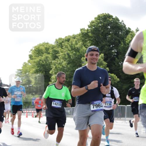 29.06.2025 - hella hamburg halbmarathon Jannik Wohlers http://msf.ph/oto/8220852 29.06.2025 09:50:54 Lombardsbrücke 1136, 1256, 1912, 1941, 2579, 3523, 3700, 4854, 4888, 4889, 5275, 5387, 6593, 6721, 6901, 7378, 7693, 7962, 8319, 9262, 9313, 9371, 9755, 9885, 10415, 11049, 11907, 11959, 12153, 12385, 12434, 12808, 12915, 13525, 14093, 14201, 14210, 14447, 14811, 14816, 15424, 15654, 15706, 15857, 15862, 16224, 16656, 16761, 17492, 17668, 17724, 17834, 18274, 18650, 18868, 18963, 18970 meine-sportfotos.de