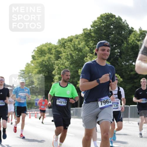 29.06.2025 - hella hamburg halbmarathon Jannik Wohlers http://msf.ph/oto/8220870 29.06.2025 09:50:54 Lombardsbrücke 1136, 1256, 1912, 1941, 2579, 3523, 3700, 4854, 4888, 4889, 5275, 5387, 6593, 6721, 6901, 7378, 7693, 7962, 8319, 9262, 9313, 9371, 9755, 9885, 10415, 11049, 11907, 11959, 12153, 12385, 12434, 12808, 12915, 13525, 14093, 14201, 14210, 14447, 14811, 14816, 15424, 15654, 15706, 15857, 15862, 16224, 16656, 16761, 17492, 17668, 17724, 17834, 18274, 18650, 18868, 18963, 18970 meine-sportfotos.de
