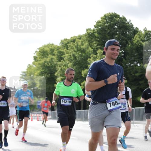 29.06.2025 - hella hamburg halbmarathon Jannik Wohlers http://msf.ph/oto/8220884 29.06.2025 09:50:54 Lombardsbrücke 1136, 1256, 1912, 1941, 2579, 3523, 3700, 4854, 4888, 4889, 5275, 5387, 6593, 6721, 6901, 7378, 7693, 7962, 8319, 9262, 9313, 9371, 9755, 9885, 10415, 11049, 11907, 11959, 12153, 12385, 12434, 12808, 12915, 13525, 14093, 14201, 14210, 14447, 14811, 14816, 15424, 15654, 15706, 15857, 15862, 16224, 16656, 16761, 17492, 17668, 17724, 17834, 18274, 18650, 18868, 18963, 18970 meine-sportfotos.de