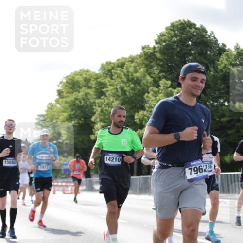 29.06.2025 - hella hamburg halbmarathon Jannik Wohlers http://msf.ph/oto/8220905 29.06.2025 09:50:54 Lombardsbrücke 1136, 1256, 1912, 1941, 2579, 3523, 3700, 4854, 4888, 4889, 5275, 5387, 6593, 6721, 6901, 7378, 7693, 7962, 8319, 9262, 9313, 9371, 9755, 9885, 10415, 11049, 11907, 11959, 12153, 12385, 12434, 12808, 12915, 13525, 14093, 14201, 14210, 14447, 14811, 14816, 15424, 15654, 15706, 15857, 15862, 16224, 16656, 16761, 17492, 17668, 17724, 17834, 18274, 18650, 18868, 18963, 18970 meine-sportfotos.de