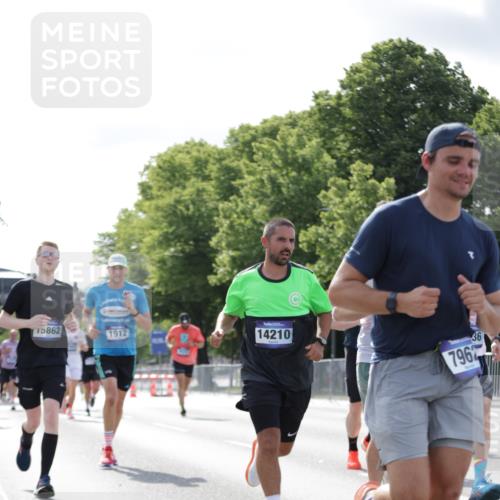 29.06.2025 - hella hamburg halbmarathon Jannik Wohlers http://msf.ph/oto/8220912 29.06.2025 09:50:54 Lombardsbrücke 1136, 1256, 1912, 1941, 2579, 3523, 3700, 4854, 4888, 4889, 5275, 5387, 6593, 6721, 6901, 7378, 7693, 7962, 8319, 9262, 9313, 9371, 9755, 9885, 10415, 11049, 11907, 11959, 12153, 12385, 12434, 12808, 12915, 13525, 14093, 14201, 14210, 14447, 14811, 14816, 15424, 15654, 15706, 15857, 15862, 16224, 16656, 16761, 17492, 17668, 17724, 17834, 18274, 18650, 18868, 18963, 18970 meine-sportfotos.de