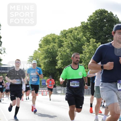 29.06.2025 - hella hamburg halbmarathon Jannik Wohlers http://msf.ph/oto/8220933 29.06.2025 09:50:54 Lombardsbrücke 1136, 1256, 1912, 1941, 2579, 3523, 3700, 4854, 4888, 4889, 5275, 5387, 6593, 6721, 6901, 7378, 7693, 7962, 8319, 9262, 9313, 9371, 9755, 9885, 10415, 11049, 11907, 11959, 12153, 12385, 12434, 12808, 12915, 13525, 14093, 14201, 14210, 14447, 14811, 14816, 15424, 15654, 15706, 15857, 15862, 16224, 16656, 16761, 17492, 17668, 17724, 17834, 18274, 18650, 18868, 18963, 18970 meine-sportfotos.de