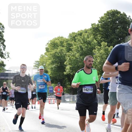 29.06.2025 - hella hamburg halbmarathon Jannik Wohlers http://msf.ph/oto/8220944 29.06.2025 09:50:54 Lombardsbrücke 1136, 1256, 1912, 1941, 2579, 3523, 3700, 4854, 4888, 4889, 5275, 5387, 6593, 6721, 6901, 7378, 7693, 7962, 8319, 9262, 9313, 9371, 9755, 9885, 10415, 11049, 11907, 11959, 12153, 12385, 12434, 12808, 12915, 13525, 14093, 14201, 14210, 14447, 14811, 14816, 15424, 15654, 15706, 15857, 15862, 16224, 16656, 16761, 17492, 17668, 17724, 17834, 18274, 18650, 18868, 18963, 18970 meine-sportfotos.de