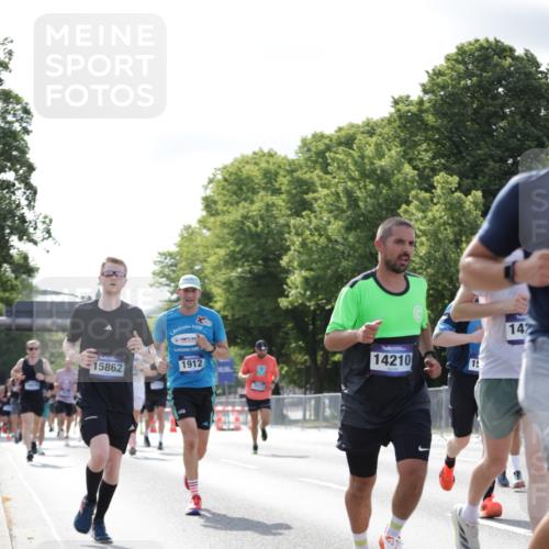 29.06.2025 - hella hamburg halbmarathon Jannik Wohlers http://msf.ph/oto/8220959 29.06.2025 09:50:54 Lombardsbrücke 1136, 1256, 1912, 1941, 2579, 3523, 3700, 4854, 4888, 4889, 5275, 5387, 6593, 6721, 6901, 7378, 7693, 7962, 8319, 9262, 9313, 9371, 9755, 9885, 10415, 11049, 11907, 11959, 12153, 12385, 12434, 12808, 12915, 13525, 14093, 14201, 14210, 14447, 14811, 14816, 15424, 15654, 15706, 15857, 15862, 16224, 16656, 16761, 17492, 17668, 17724, 17834, 18274, 18650, 18868, 18963, 18970 meine-sportfotos.de