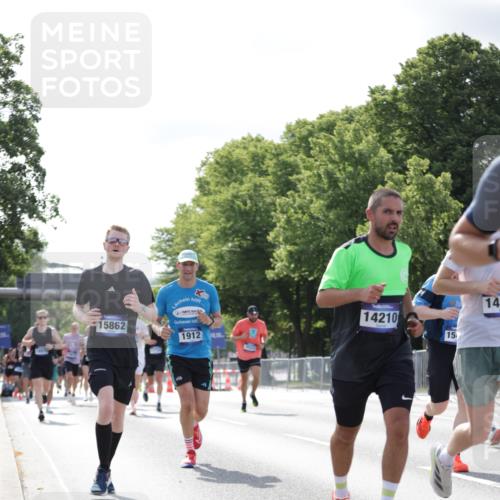 29.06.2025 - hella hamburg halbmarathon Jannik Wohlers http://msf.ph/oto/8220995 29.06.2025 09:50:54 Lombardsbrücke 1136, 1256, 1912, 1941, 2579, 3523, 3700, 4854, 4888, 4889, 5275, 5387, 6593, 6721, 6901, 7378, 7693, 7962, 8319, 9262, 9313, 9371, 9755, 9885, 10415, 11049, 11907, 11959, 12153, 12385, 12434, 12808, 12915, 13525, 14093, 14201, 14210, 14447, 14811, 14816, 15424, 15654, 15706, 15857, 15862, 16224, 16656, 16761, 17492, 17668, 17724, 17834, 18274, 18650, 18868, 18963, 18970 meine-sportfotos.de