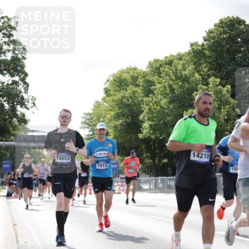 29.06.2025 - hella hamburg halbmarathon Jannik Wohlers http://msf.ph/oto/8221019 29.06.2025 09:50:54 Lombardsbrücke 1136, 1256, 1912, 1941, 2579, 3523, 3700, 4854, 4888, 4889, 5275, 5387, 6593, 6721, 6901, 7378, 7693, 7962, 8319, 9262, 9313, 9371, 9755, 9885, 10415, 11049, 11907, 11959, 12153, 12385, 12434, 12808, 12915, 13525, 14093, 14201, 14210, 14447, 14811, 14816, 15424, 15654, 15706, 15857, 15862, 16224, 16656, 16761, 17492, 17668, 17724, 17834, 18274, 18650, 18868, 18963, 18970 meine-sportfotos.de