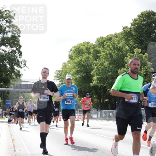 29.06.2025 - hella hamburg halbmarathon Jannik Wohlers http://msf.ph/oto/8221042 29.06.2025 09:50:54 Lombardsbrücke 1136, 1256, 1912, 1941, 2579, 3523, 3700, 4854, 4888, 4889, 5275, 5387, 6593, 6721, 6901, 7378, 7693, 7962, 8319, 9262, 9313, 9371, 9755, 9885, 10415, 11049, 11907, 11959, 12153, 12385, 12434, 12808, 12915, 13525, 14093, 14201, 14210, 14447, 14811, 14816, 15424, 15654, 15706, 15857, 15862, 16224, 16656, 16761, 17492, 17668, 17724, 17834, 18274, 18650, 18868, 18963, 18970 meine-sportfotos.de