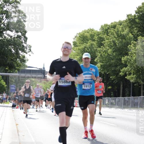 29.06.2025 - hella hamburg halbmarathon Jannik Wohlers http://msf.ph/oto/8221060 29.06.2025 09:50:55 Lombardsbrücke 1136, 1912, 1941, 2972, 3523, 3700, 4854, 4888, 4889, 4999, 5275, 6593, 6721, 6901, 7378, 7693, 7962, 8319, 9262, 9313, 9371, 9755, 9885, 11049, 11907, 11959, 12153, 12385, 12808, 12915, 13525, 14093, 14201, 14210, 14447, 14811, 14816, 15424, 15654, 15706, 15857, 15862, 16224, 16656, 16761, 17492, 17668, 17724, 17834, 18013, 18274, 18650, 18868, 18963, 18970 meine-sportfotos.de