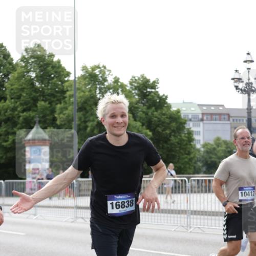 29.06.2025 - hella hamburg halbmarathon Jannik Wohlers http://msf.ph/oto/8221069 29.06.2025 10:27:20 Lombardsbrücke 2080, 3389, 5177, 6214, 7764, 7978, 8085, 9688, 10158, 10412, 10413, 12823, 13043, 13860, 14206, 15607, 16569, 16804, 16838, 17427, 17791, 18012, 18301, 18626 meine-sportfotos.de