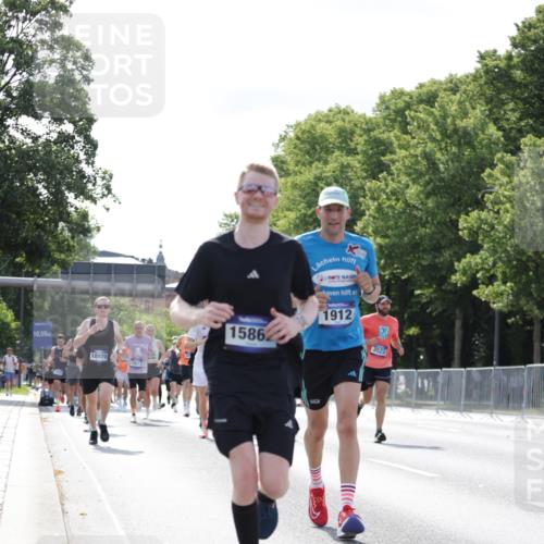 29.06.2025 - hella hamburg halbmarathon Jannik Wohlers http://msf.ph/oto/8221097 29.06.2025 09:50:55 Lombardsbrücke 1136, 1912, 1941, 2972, 3523, 3700, 4854, 4888, 4889, 4999, 5275, 6593, 6721, 6901, 7378, 7693, 7962, 8319, 9262, 9313, 9371, 9755, 9885, 11049, 11907, 11959, 12153, 12385, 12808, 12915, 13525, 14093, 14201, 14210, 14447, 14811, 14816, 15424, 15654, 15706, 15857, 15862, 16224, 16656, 16761, 17492, 17668, 17724, 17834, 18013, 18274, 18650, 18868, 18963, 18970 meine-sportfotos.de