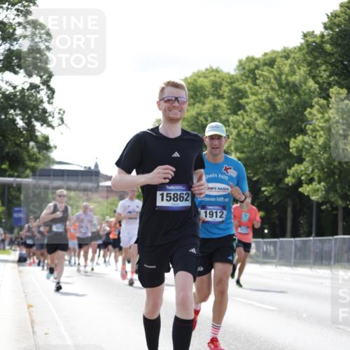 29.06.2025 - hella hamburg halbmarathon Jannik Wohlers http://msf.ph/oto/8221138 29.06.2025 09:50:55 Lombardsbrücke 1136, 1912, 1941, 2972, 3523, 3700, 4854, 4888, 4889, 4999, 5275, 6593, 6721, 6901, 7378, 7693, 7962, 8319, 9262, 9313, 9371, 9755, 9885, 11049, 11907, 11959, 12153, 12385, 12808, 12915, 13525, 14093, 14201, 14210, 14447, 14811, 14816, 15424, 15654, 15706, 15857, 15862, 16224, 16656, 16761, 17492, 17668, 17724, 17834, 18013, 18274, 18650, 18868, 18963, 18970 meine-sportfotos.de