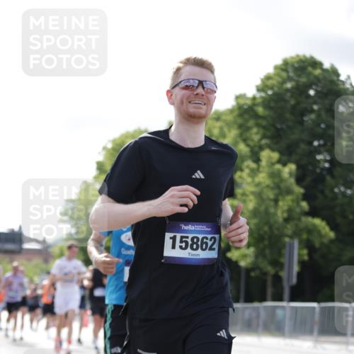 29.06.2025 - hella hamburg halbmarathon Jannik Wohlers http://msf.ph/oto/8221154 29.06.2025 09:50:56 Lombardsbrücke 1136, 1912, 1920, 1941, 2972, 3523, 3700, 4759, 4854, 4888, 4889, 4999, 5275, 6593, 6721, 6901, 7378, 7693, 7962, 8319, 9262, 9313, 9371, 9755, 9885, 11049, 11907, 11959, 12153, 12385, 12808, 12915, 13525, 14093, 14201, 14210, 14447, 14816, 15383, 15424, 15654, 15706, 15857, 15862, 16224, 16656, 16761, 17492, 17668, 17724, 17834, 18013, 18274, 18868, 18963, 18970 meine-sportfotos.de