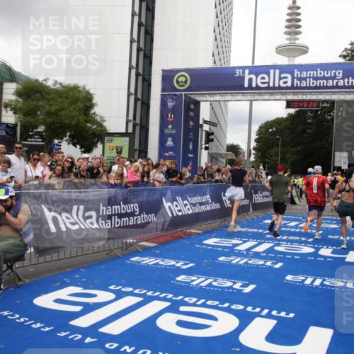 29.06.2025 - hella hamburg halbmarathon Michael Strokosch http://msf.ph/oto/8221157 29.06.2025 10:49:27 Ziel 1342, 1476, 4183, 4185, 6158, 10189, 11779, 11819, 12670, 13269, 14526, 14838, 15422, 15784, 15894, 15966, 16891, 18887 meine-sportfotos.de