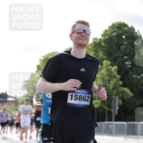 29.06.2025 - hella hamburg halbmarathon Jannik Wohlers http://msf.ph/oto/8221168 29.06.2025 09:50:56 Lombardsbrücke 1136, 1912, 1920, 1941, 2972, 3523, 3700, 4759, 4854, 4888, 4889, 4999, 5275, 6593, 6721, 6901, 7378, 7693, 7962, 8319, 9262, 9313, 9371, 9755, 9885, 11049, 11907, 11959, 12153, 12385, 12808, 12915, 13525, 14093, 14201, 14210, 14447, 14816, 15383, 15424, 15654, 15706, 15857, 15862, 16224, 16656, 16761, 17492, 17668, 17724, 17834, 18013, 18274, 18868, 18963, 18970 meine-sportfotos.de