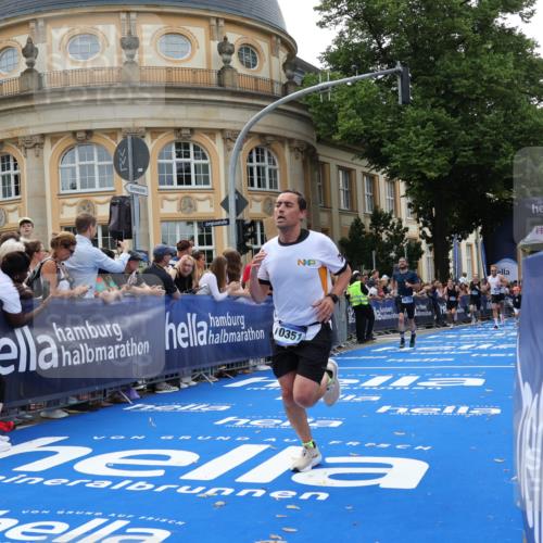 29.06.2025 - hella hamburg halbmarathon Strokosch-Dieckow http://msf.ph/oto/8221177 29.06.2025 10:29:06 Ziel 3043, 8473, 10171, 10351, 16157, 18874, 19194 meine-sportfotos.de