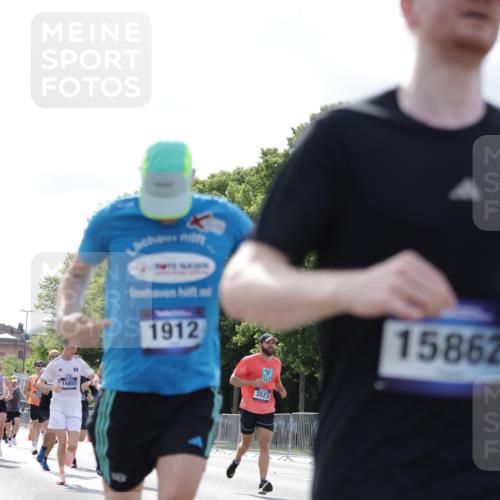 29.06.2025 - hella hamburg halbmarathon Jannik Wohlers http://msf.ph/oto/8221208 29.06.2025 09:50:56 Lombardsbrücke 1136, 1912, 1920, 1941, 2972, 3523, 3700, 4759, 4854, 4888, 4889, 4999, 5275, 6593, 6721, 6901, 7378, 7693, 7962, 8319, 9262, 9313, 9371, 9755, 9885, 11049, 11907, 11959, 12153, 12385, 12808, 12915, 13525, 14093, 14201, 14210, 14447, 14816, 15383, 15424, 15654, 15706, 15857, 15862, 16224, 16656, 16761, 17492, 17668, 17724, 17834, 18013, 18274, 18868, 18963, 18970 meine-sportfotos.de
