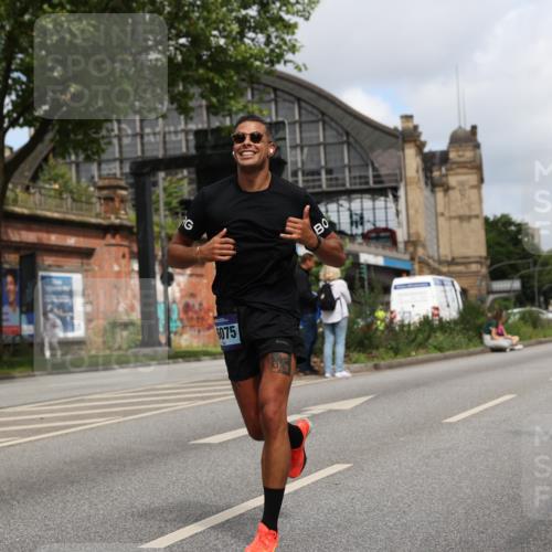 29.06.2025 - hella hamburg halbmarathon Yannick Fuchs http://msf.ph/oto/8221295 29.06.2025 10:33:06 20KM 1042, 1615, 1688, 1710, 2262, 2296, 2719, 2745, 2849, 3014, 3431, 3530, 4148, 5091, 5248, 6095, 6684, 7110, 8091, 10218, 11049, 11281, 11379, 12137, 12915, 13755, 14688, 14992, 15372, 16075, 16280, 17154, 17623, 17722, 18761 meine-sportfotos.de