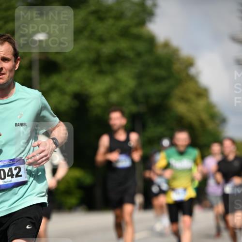 29.06.2025 - hella hamburg halbmarathon Dr. Thomas Lammeyer http://msf.ph/oto/8221302 29.06.2025 09:49:40 Kennedybrücke 2525, 3809, 3843, 3955, 4477, 4812, 5042, 6169, 6495, 7534, 7845, 7901, 8784, 8956, 10298, 10453, 10865, 10929, 11199, 11230 meine-sportfotos.de